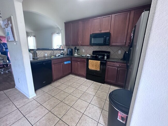 Foto del edificio - Beautiful & Well-Maintained 3 Bedroom, 2 B...