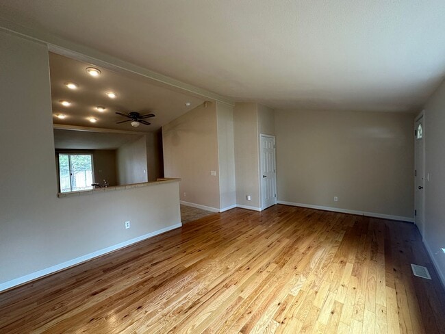 Building Photo - 3 Bedroom / 2 Bathroom Home in The Gated Troutcreek Village in Sisters