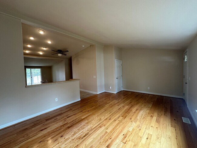 Foto del edificio - 3 Bedroom / 2 Bathroom Home in The Gated Troutcreek Village in Sisters