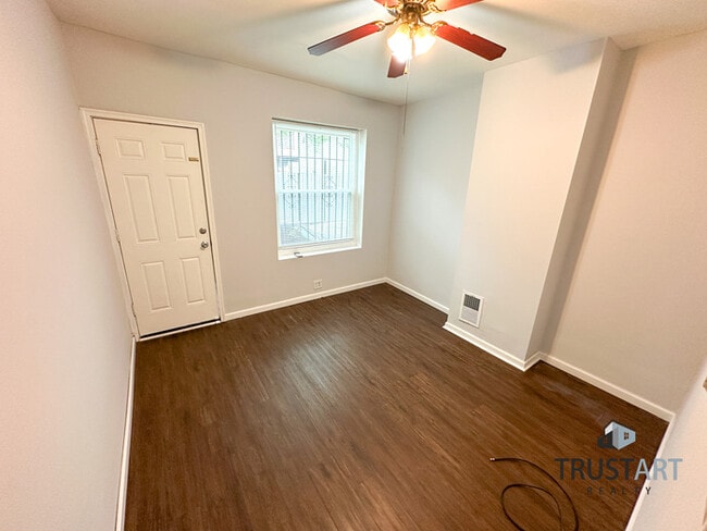 Building Photo - 3 bedroom house with backyard and basement.