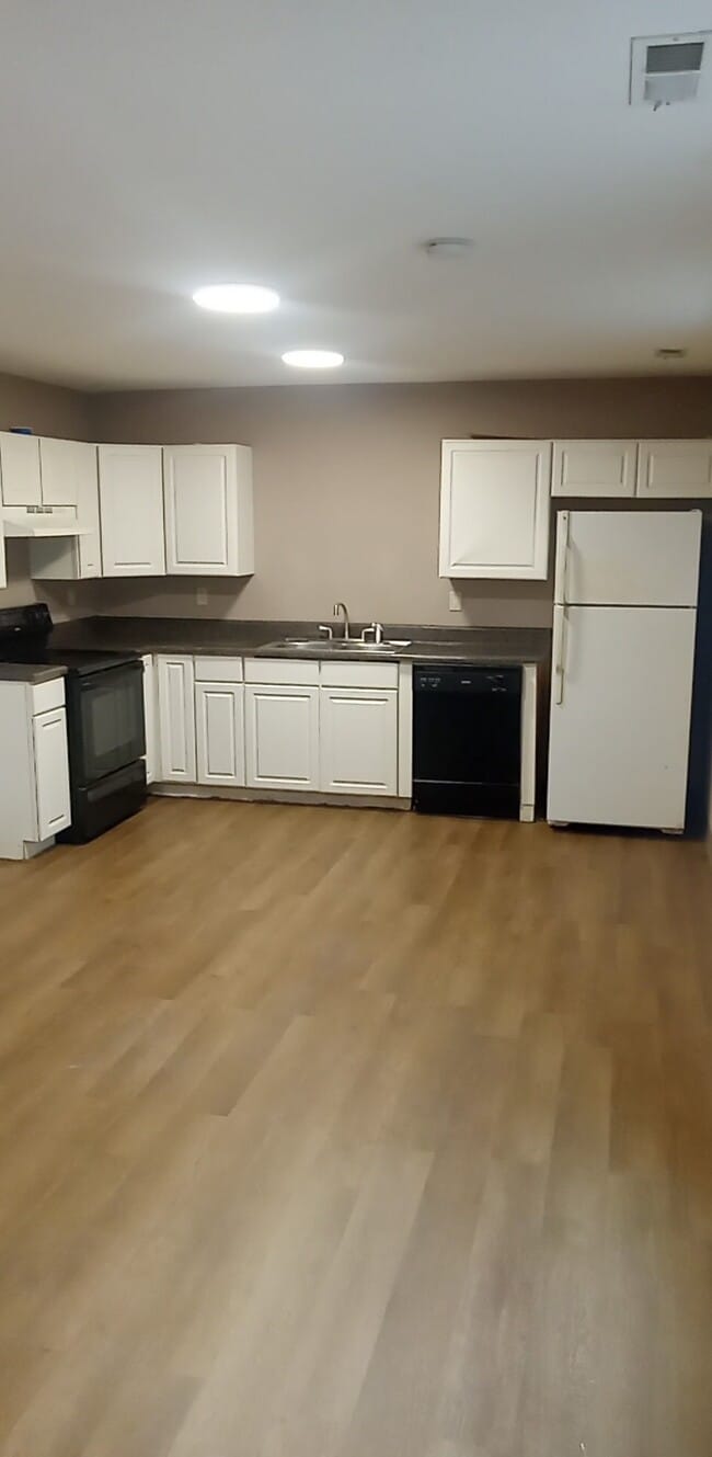 Building Photo - 11323 N Oak St