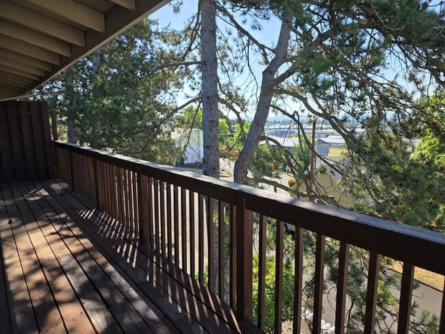 Building Photo - 2022 E 6th St