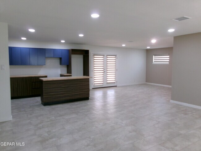 Foto del edificio - 6253 Dew Dr