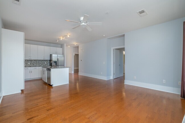 Desde la sala de estar se ve la cocina, el comedor y las puertas que dan al dormitorio principal y al segundo dormitorio. - 1600 Fulton Ave