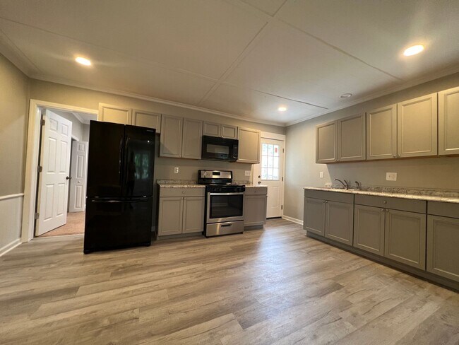 Foto del edificio - MOVE-IN READY!