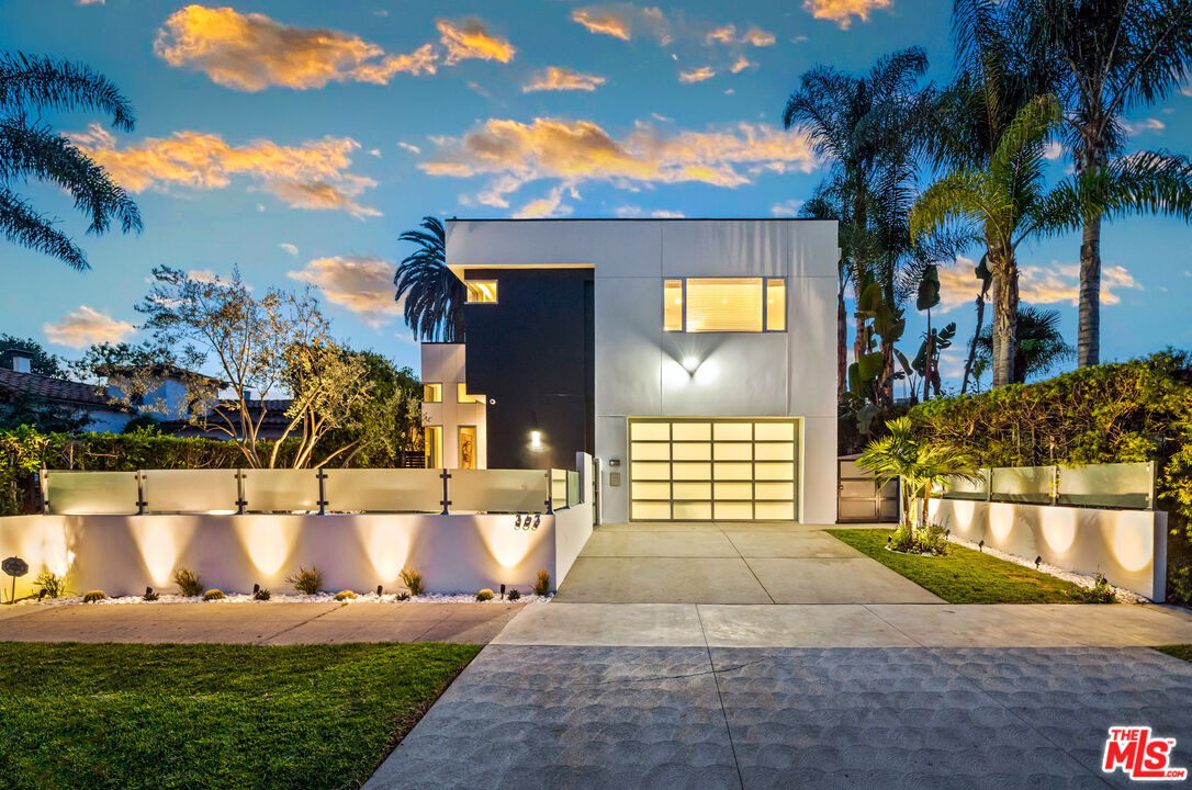 Foto principal - 363 N Sweetzer Ave