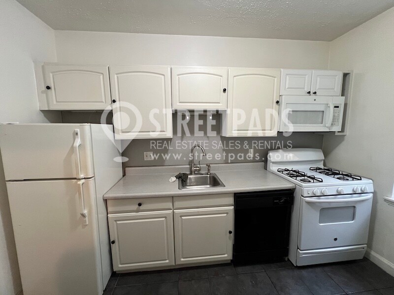 Foto principal - 1139 Beacon St