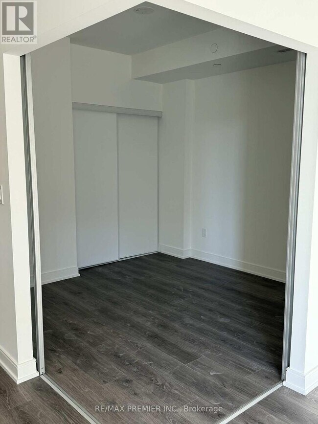 Photo du bâtiment - 715 Davis Dr