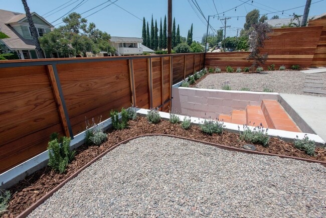 Foto del edificio - Spacious and Updated property in the heart...