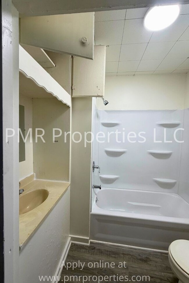 Building Photo - 2 Bedrooms / 1 Bathroom House