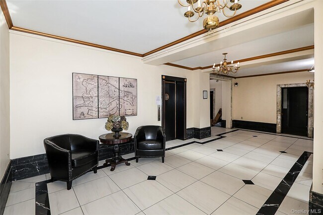 Foto del edificio - 115-25 Metropolitan Ave