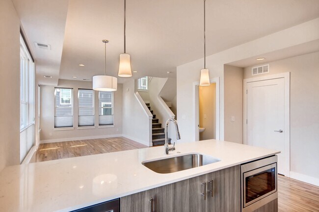 Foto del edificio - Evolve Real Estate: Modern townhome in Wes...