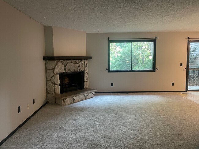 Building Photo - 14325 Fairway Dr