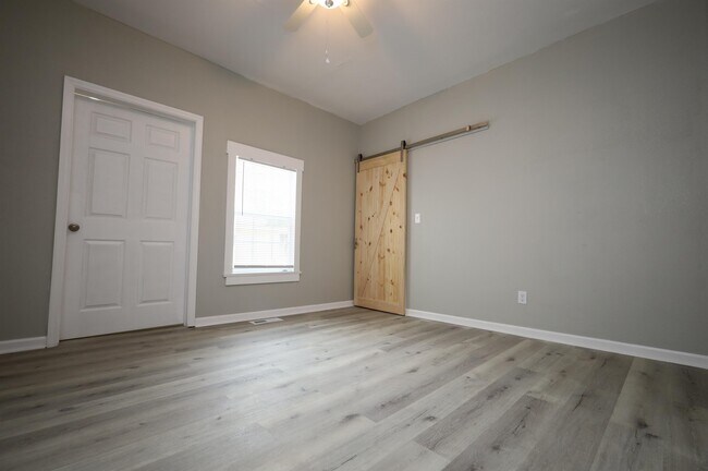 Building Photo - 305 E Greenwood Ave