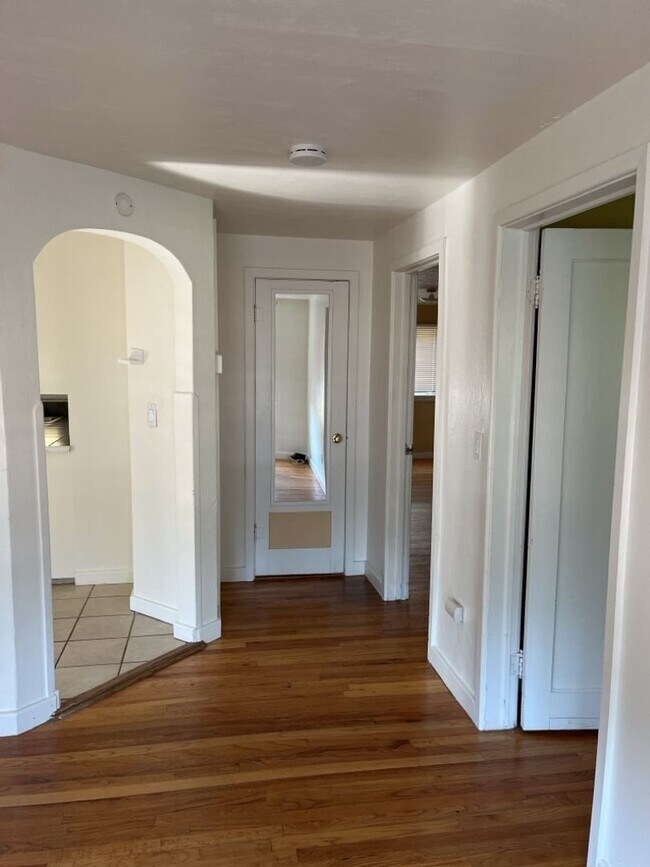 Foto del edificio - STUDENTS WELCOME! Single Family Home Across the Street From City Park!