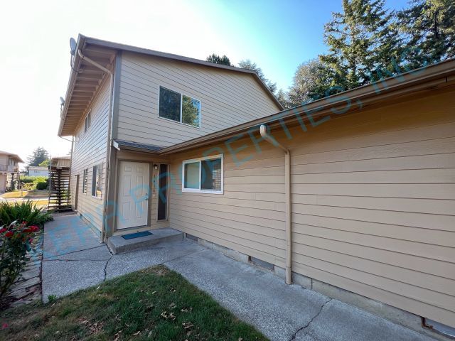 Foto principal - 1416 NE Paropa Ct