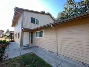 Building Photo - 1416 NE Paropa Ct