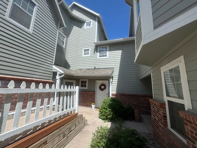 Building Photo - 2 bedroom Condo close to UCCS