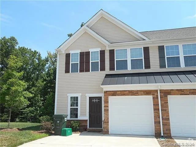 Building Photo - 2501 Silverthorn Dr