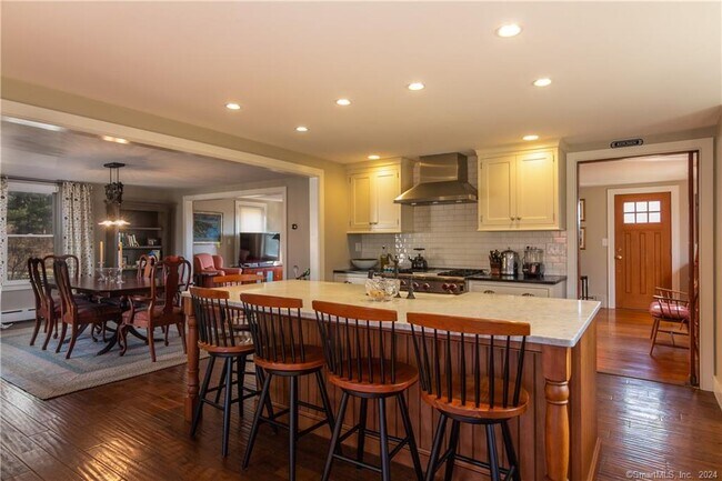 Foto del edificio - 323 Green Hill Rd