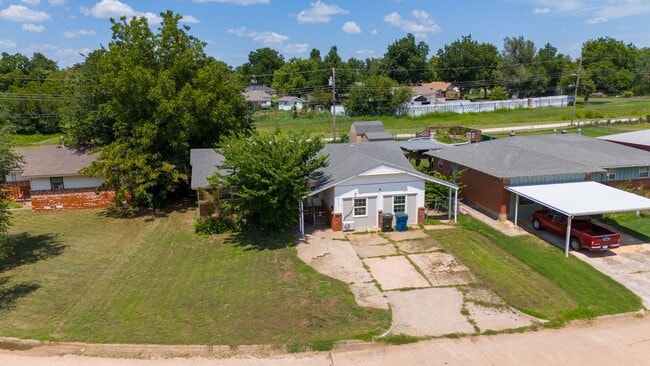 Building Photo - Spacious 5-Bedroom Home with Fenced Backya...