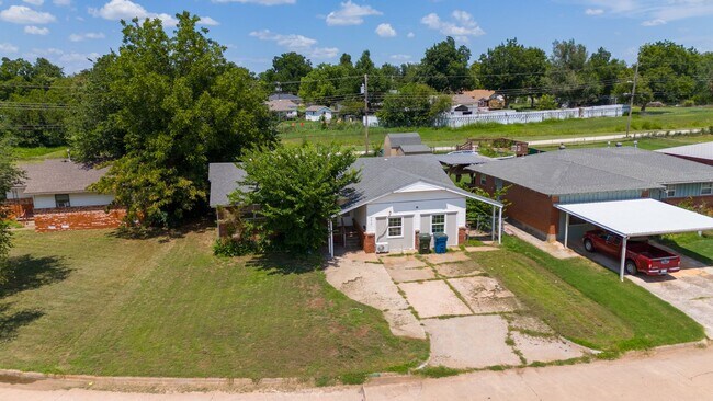 Foto del edificio - Spacious 5-Bedroom Home with Fenced Backya...
