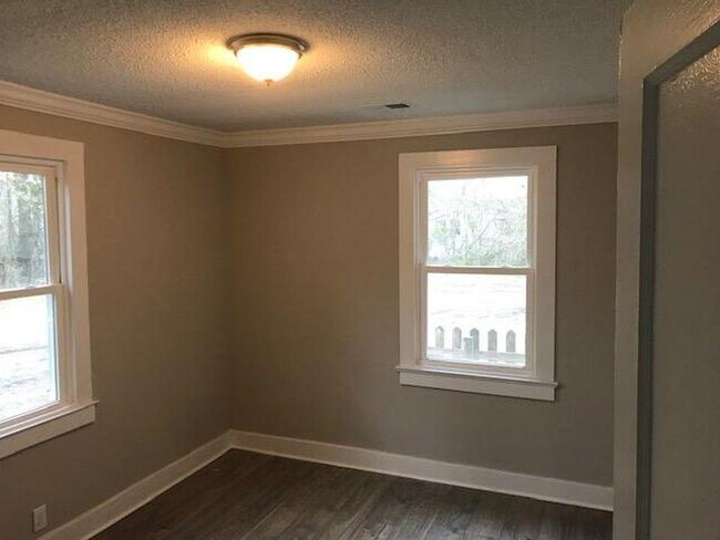 Building Photo - 617 End Dr