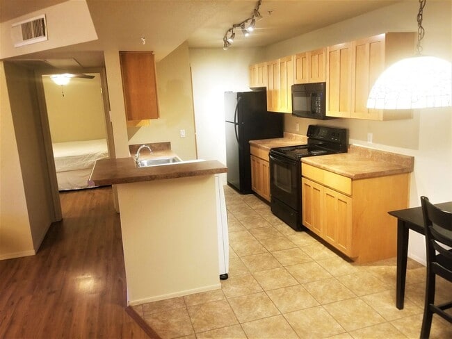 Building Photo - 2bd/2ba West-Flagstaff Condo -End-Unit - N...