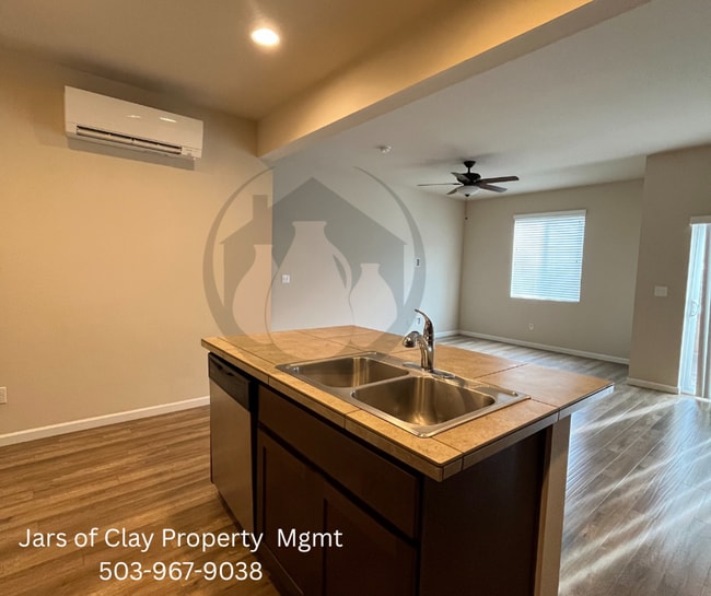 Foto del edificio - Spacious South Salem Townhouse with Primary Suite, 1-Car Garage & Private Deck!