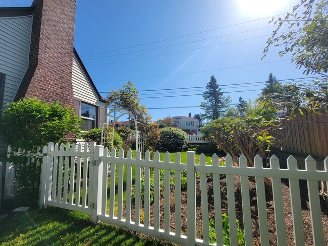Building Photo - Gorgeous 3 bedroom home in Manette - close...