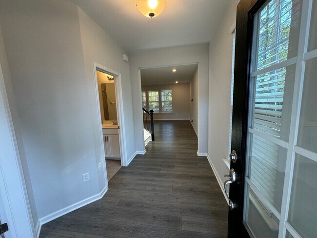 Foto del edificio - LIKE-NEW 4 Bed/4 Bath in N. Raleigh!