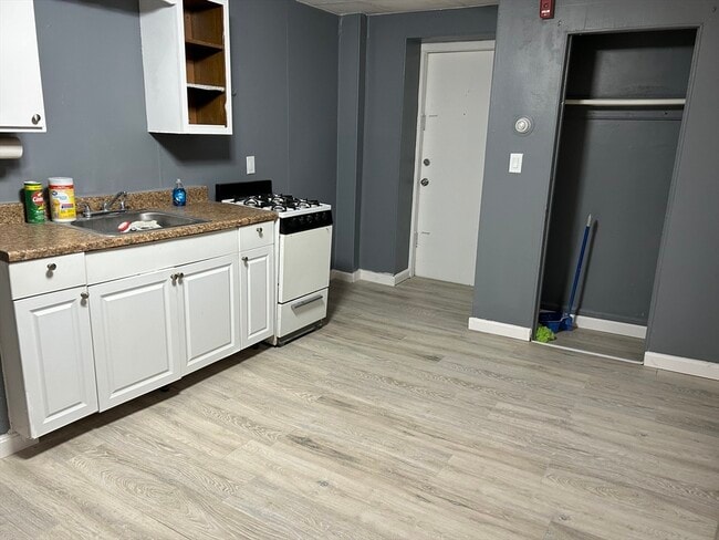 Building Photo - 14 Monument Sq