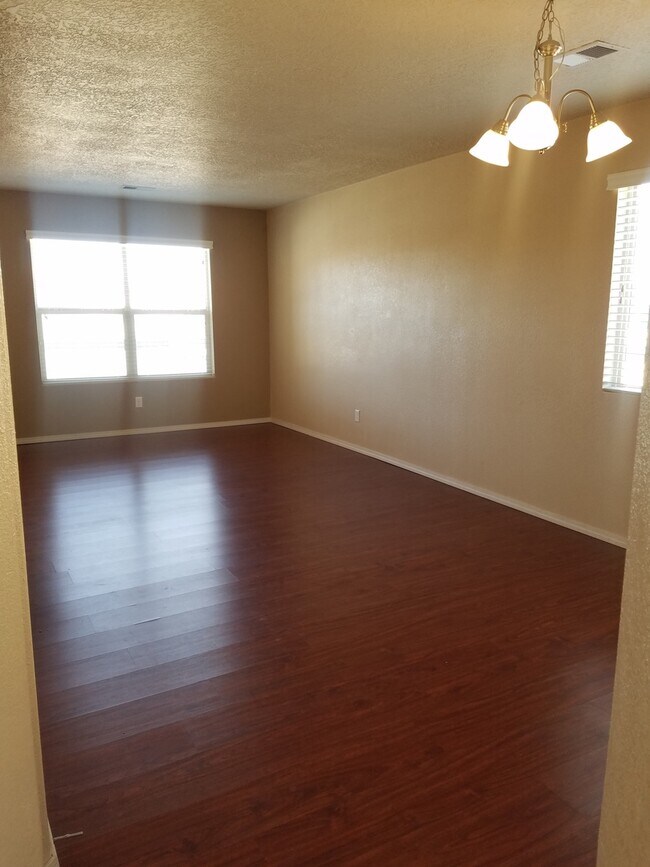 Building Photo - Stunning 5 Bedroom 2 Story Home. Now Avail...