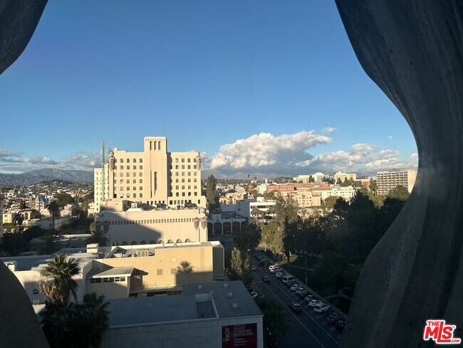 Foto del edificio - 675 S Park View St
