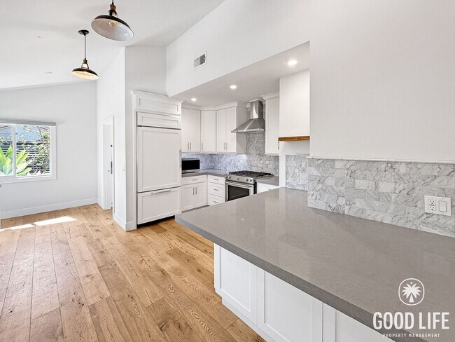 Foto del edificio - Stunning 3BR Home in Santa Ana with Private  Large Yard, Modern Upgrades & 2-Car Garage