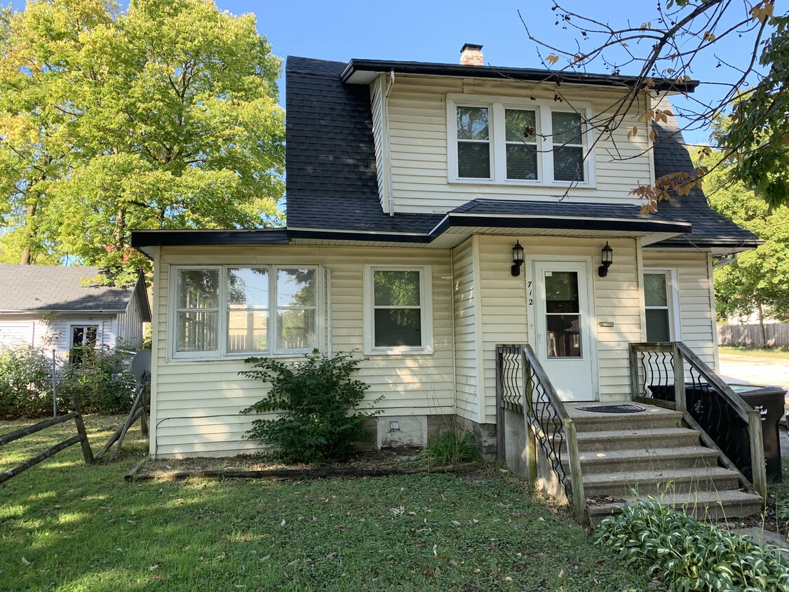 Primary Photo - Pet Friendly 2BR House on Beloit's West Side
