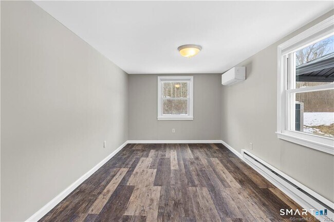 Foto del edificio - 1162 Moose Hill Rd