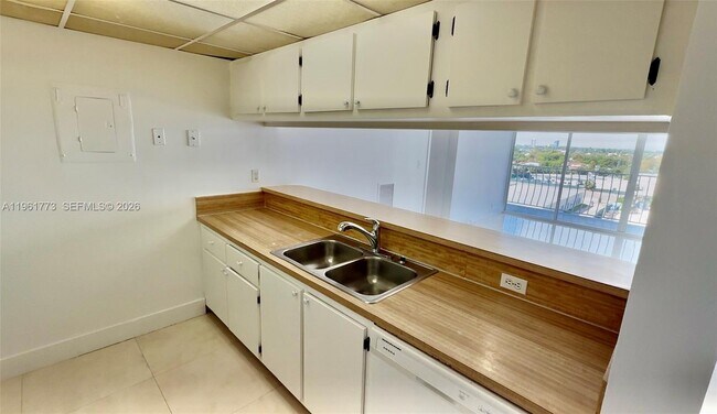 Foto del edificio - 7601 E Treasure Dr