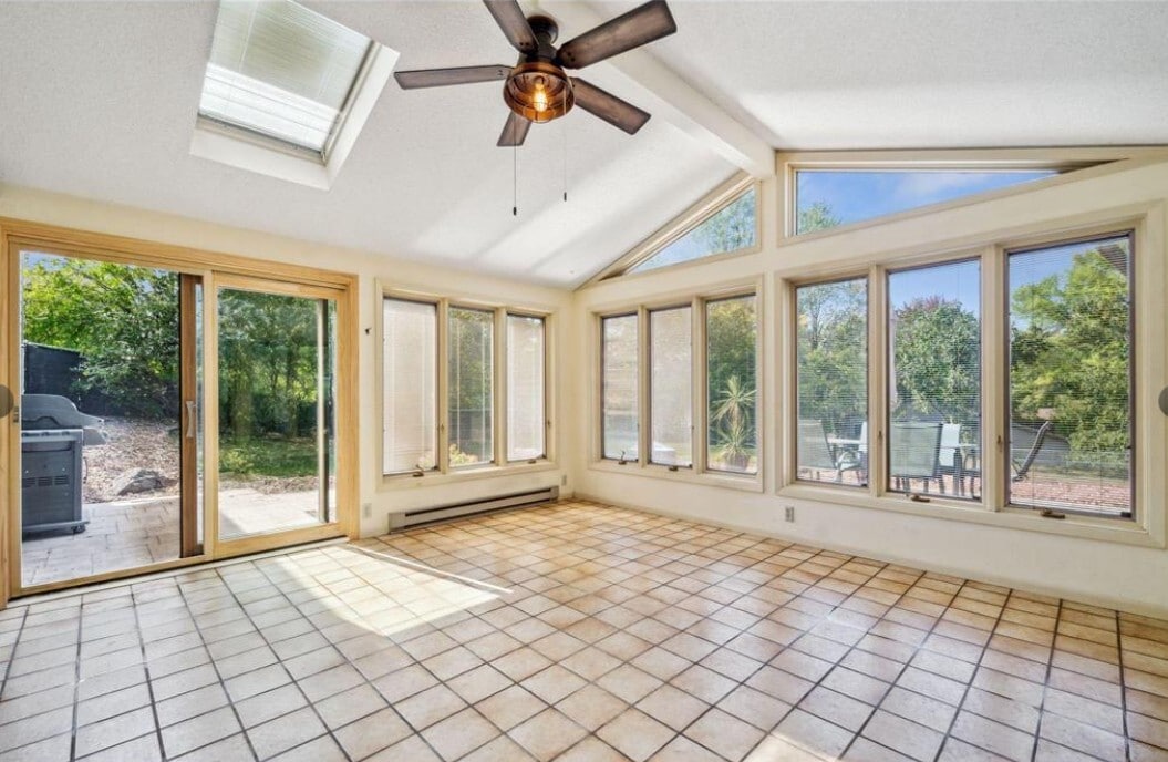 Building Photo - 156 Tamarack Ct