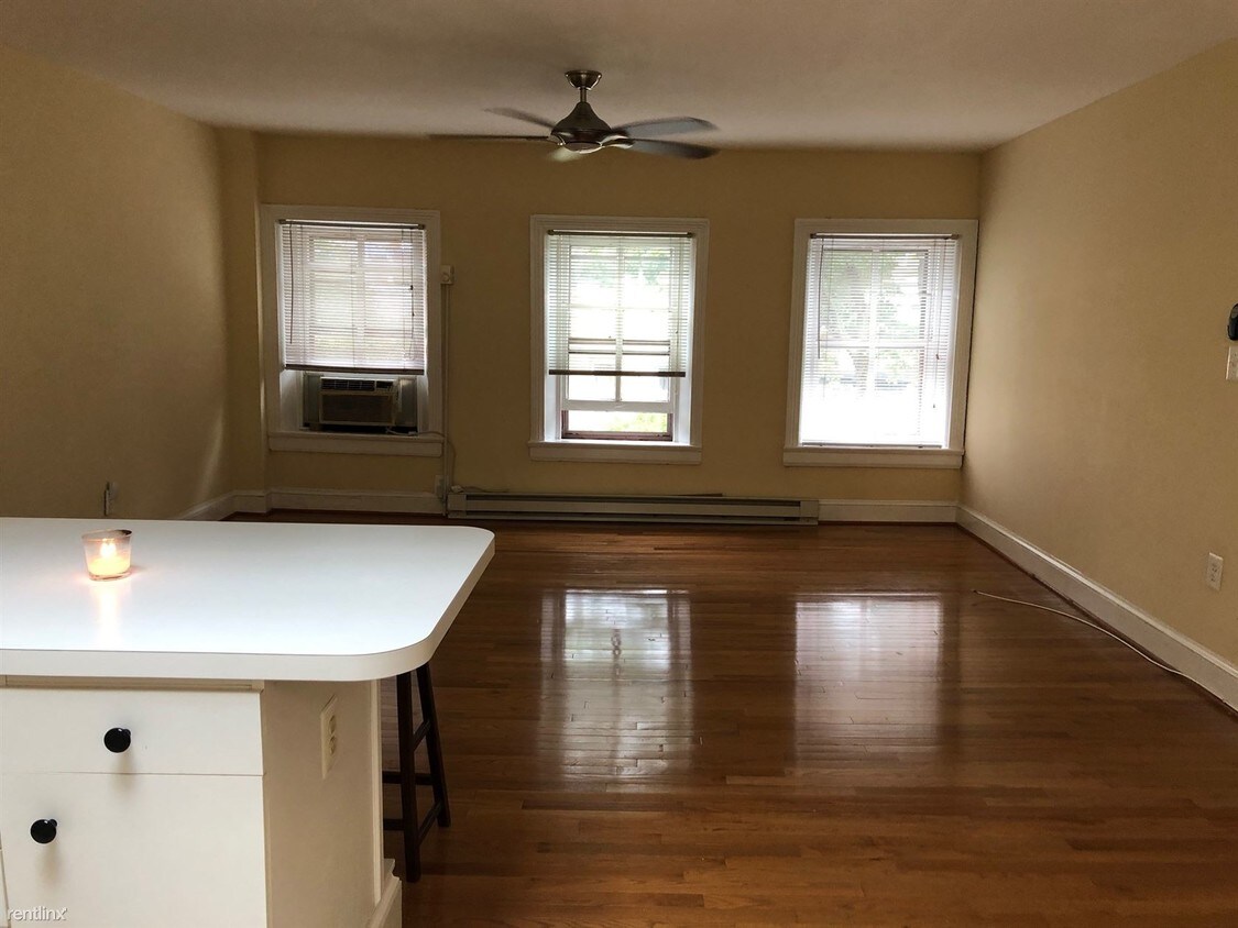 Building Photo - 1 br, 1 bath Apartment - 313 C St SE Apt 3