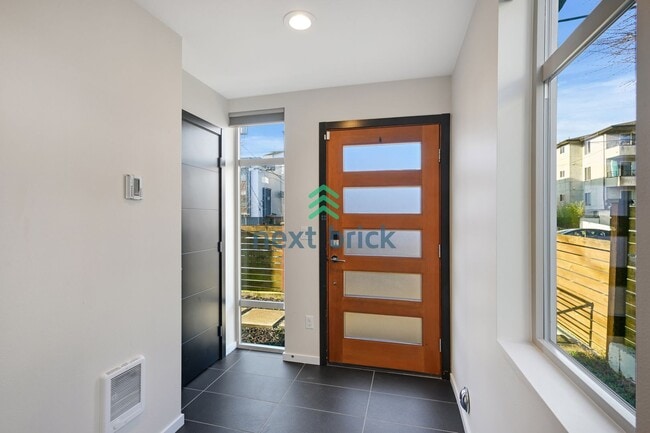 Building Photo - 3 BED & 2.5 BATH SINGLE FAMILY HOUSE FOR RENT