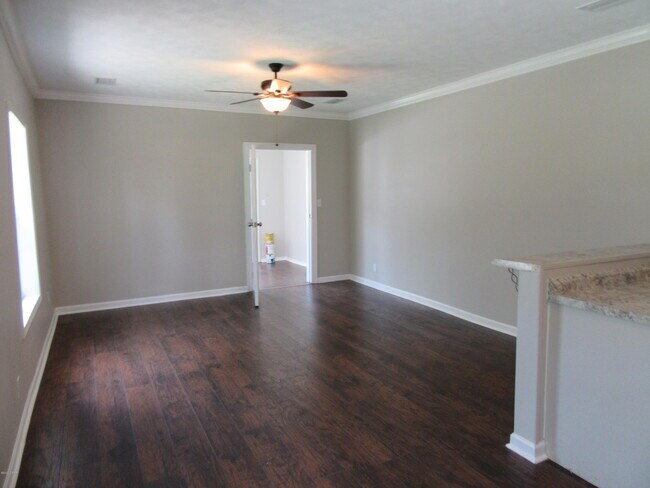 Building Photo - 803 E 10th Ct