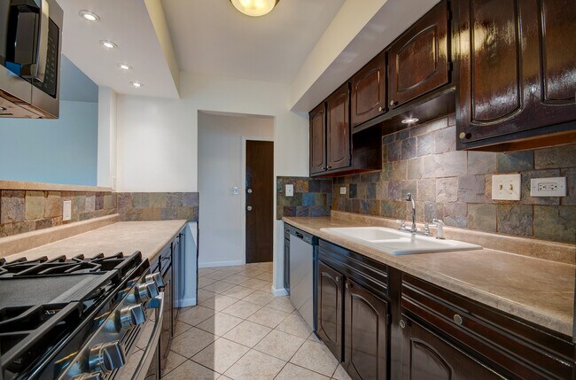 Foto del edificio - 2210 Country Club Dr