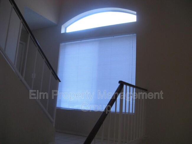 Foto del edificio - 1727 Comstock Dr