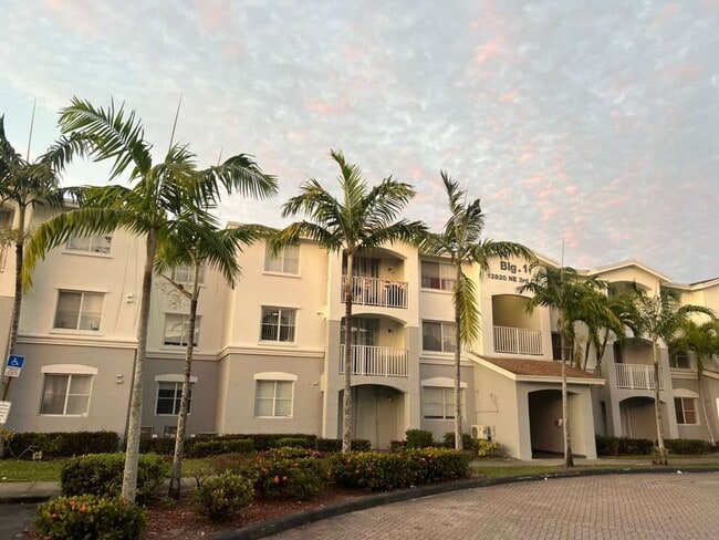 Building Photo - The Oaks in North Miami