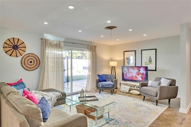 Foto del edificio - 3002 Whiteway Dr
