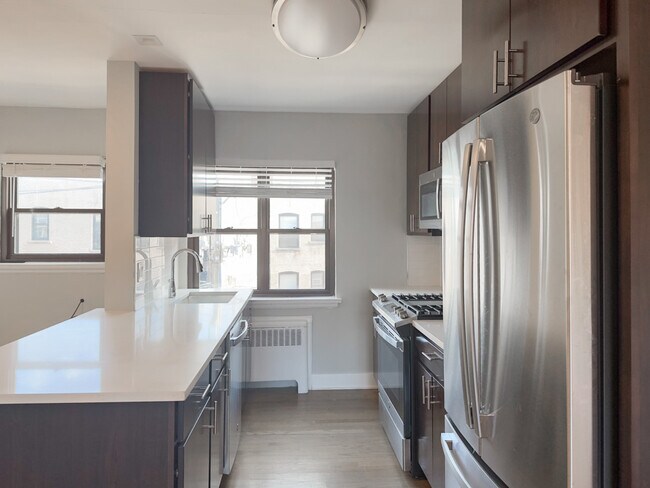 Building Photo - 618 1/2-601 Sheridan Rd