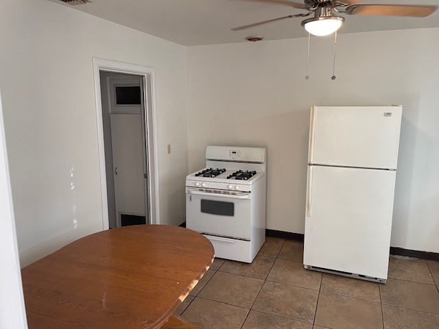 Gas stove/oven and refrigerator/freezer. - 3729 46th St