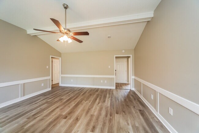 Building Photo - 6621 Lake Valley Dr