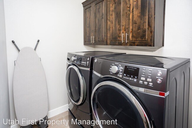 Building Photo - 5 br, 3.5 bath House - 425 N Puerta Drive
